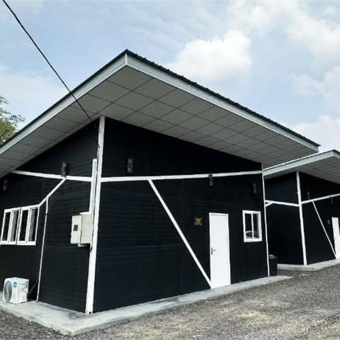 Pandangan keseluruhan homestay Qudwahstay dalam suasana kampung